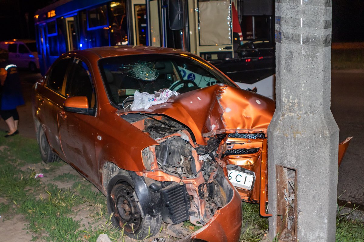 Из-за аварии легковой автомобиль врезался в столб