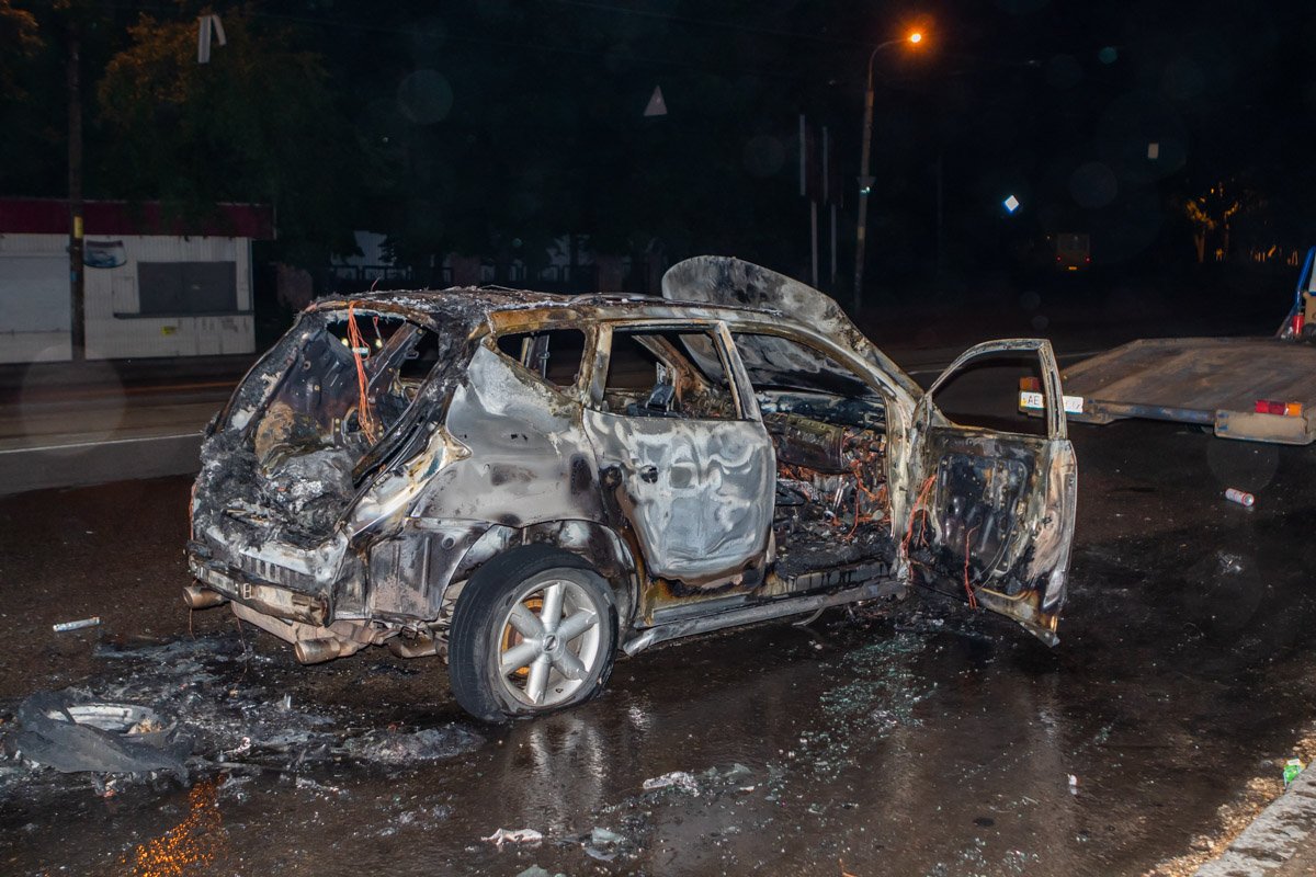 На проспекте Ивана Мазепы загорелся автомобиль Nissan На проспекте Ивана Мазепы загорелся автомобиль Nissan