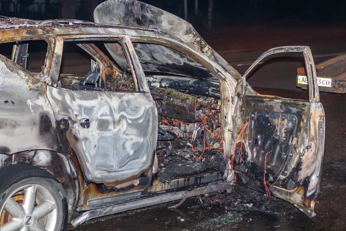 Автомобиль выгорел полностью Автомобиль выгорел полностью