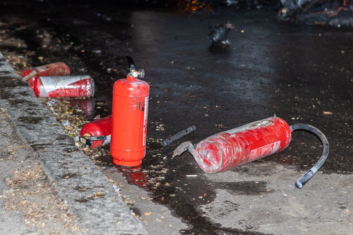 Очевидцы помогали тушить авто Очевидцы помогали тушить авто