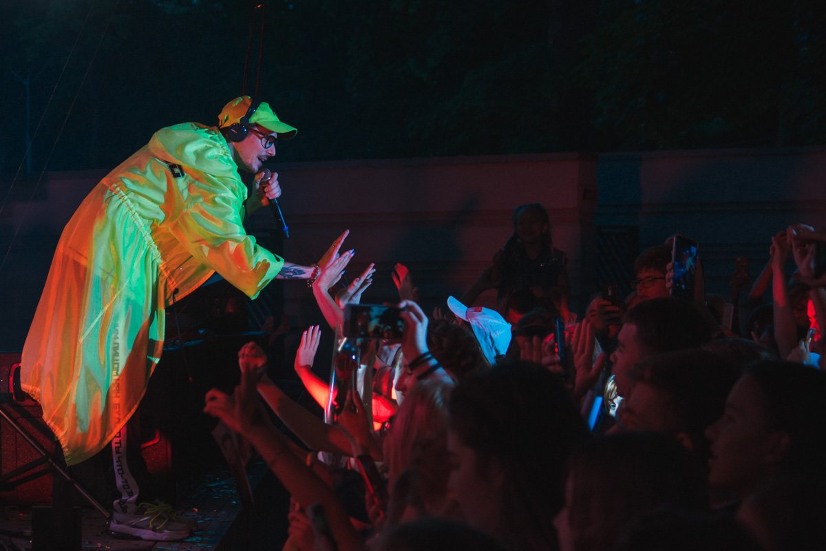 Концерт начался около 20:00 в Летнем театре парка Шевченко Концерт начался около 20:00 в Летнем театре парка Шевченко