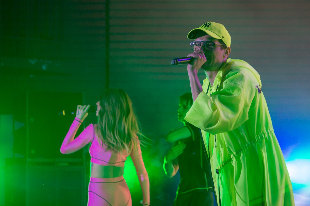 На сцене исполнители появились в трендовых неоновых цветах На сцене исполнители появились в трендовых неоновых цветах