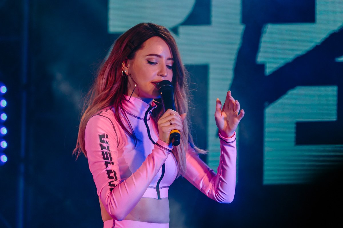 Надя Дорофеева выбрала легкие волны и дополнила образ крупными серьгами Надя Дорофеева выбрала легкие волны и дополнила образ крупными серьгами