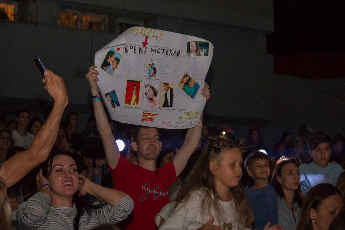 Преданный поклонник с плакатом Преданный поклонник с плакатом