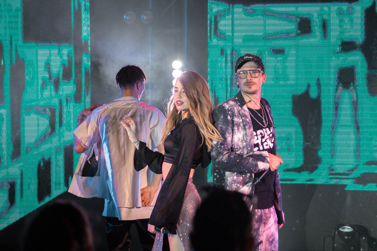 Несколько раз артисты меняли костюмы Несколько раз артисты меняли костюмы