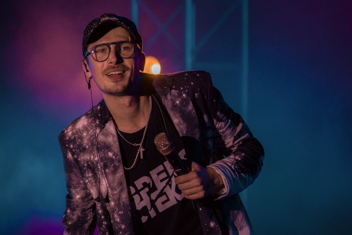 В какой-то момент сцену заполнила космическая тематика В какой-то момент сцену заполнила космическая тематика