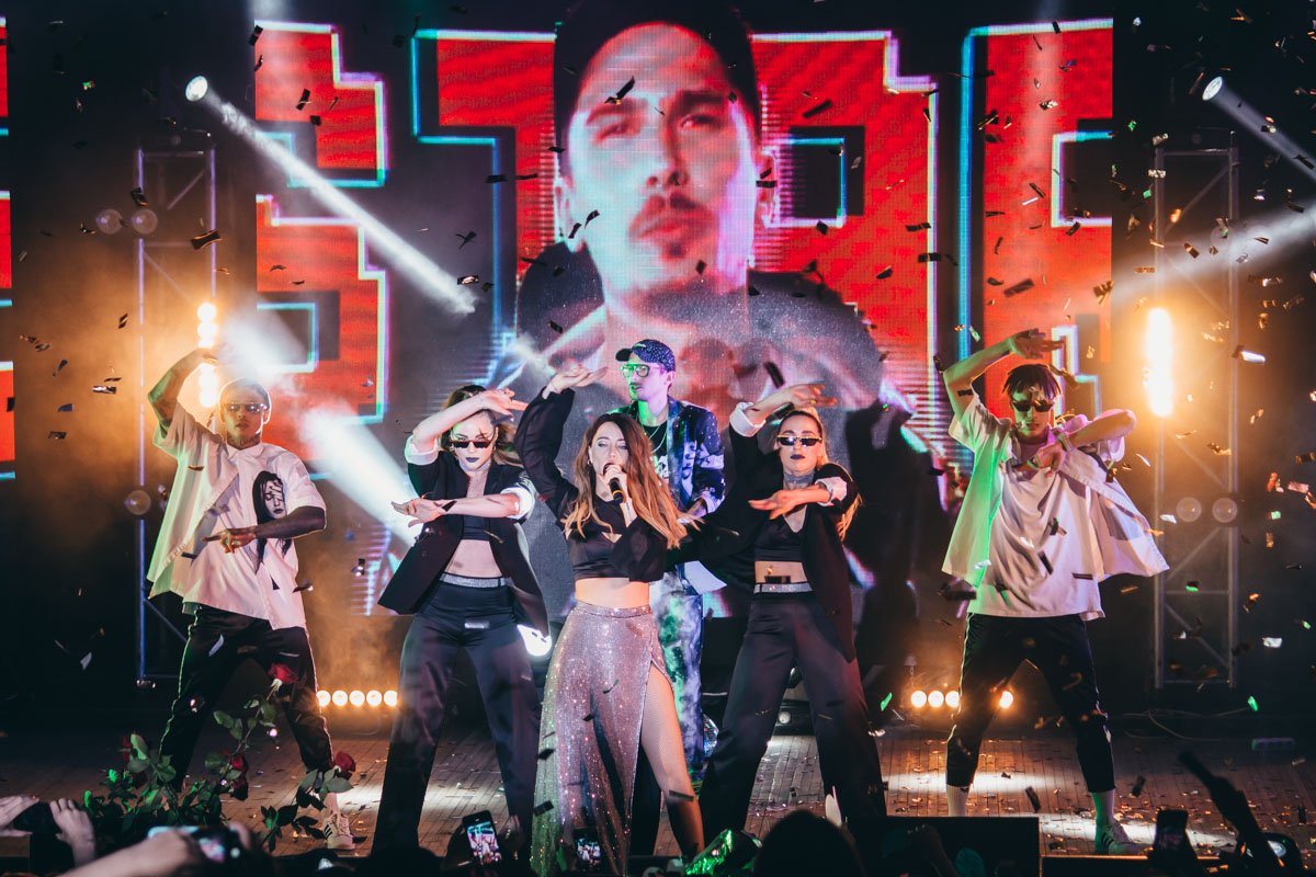 На сцене артисты устроили настоящее шоу На сцене артисты устроили настоящее шоу