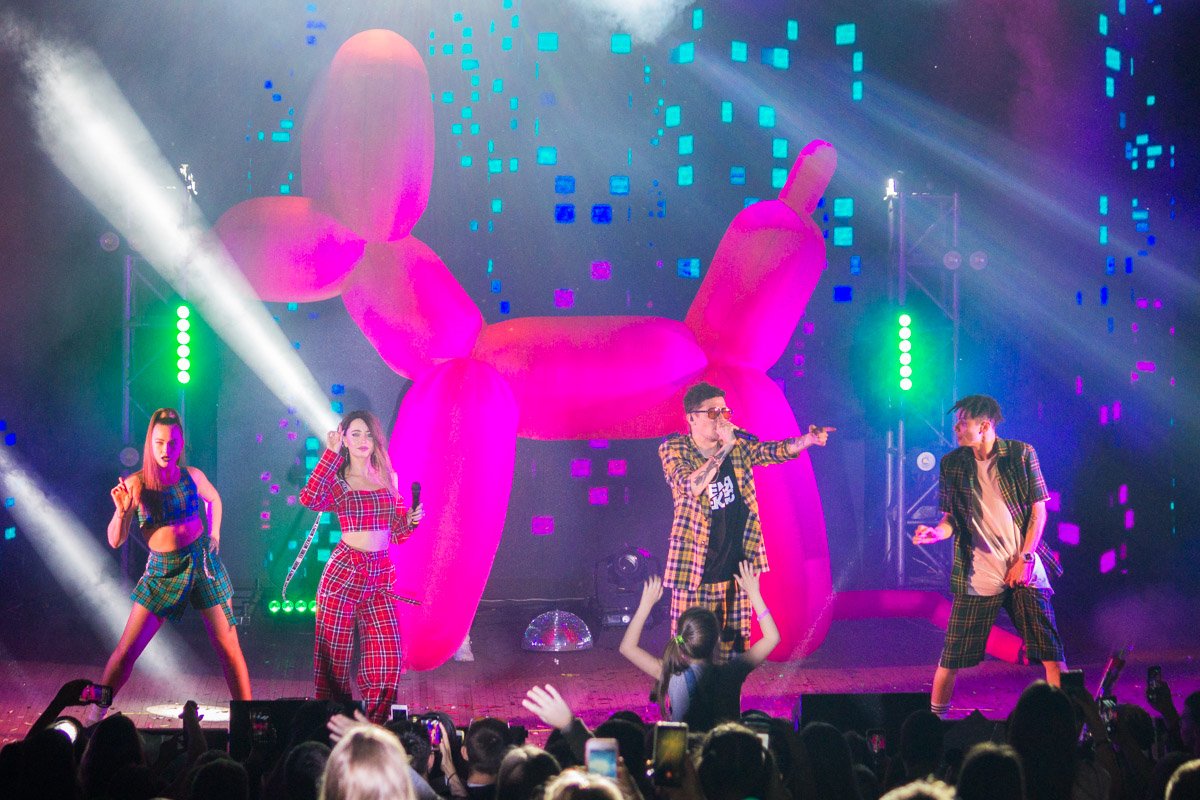 Концерт закончился песней на бис Концерт закончился песней на бис