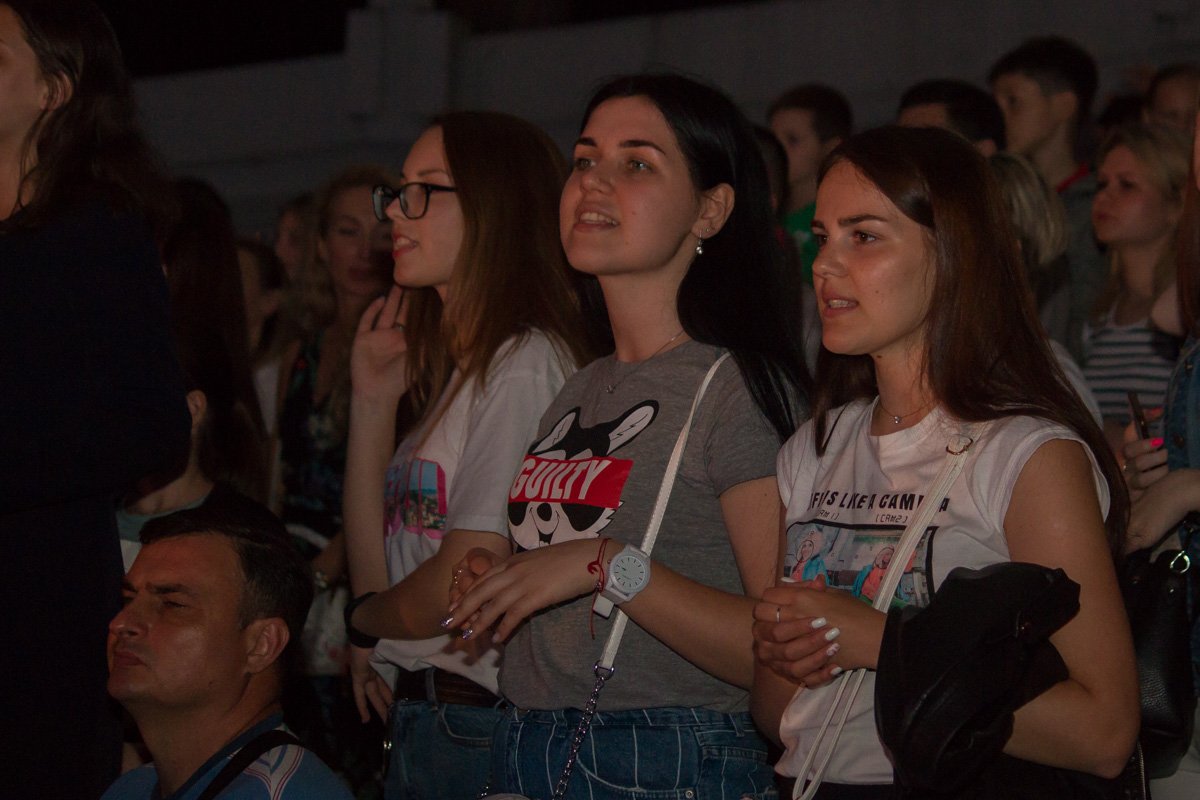 Зрители неустанно подпевали любимые песни Зрители неустанно подпевали любимые песни