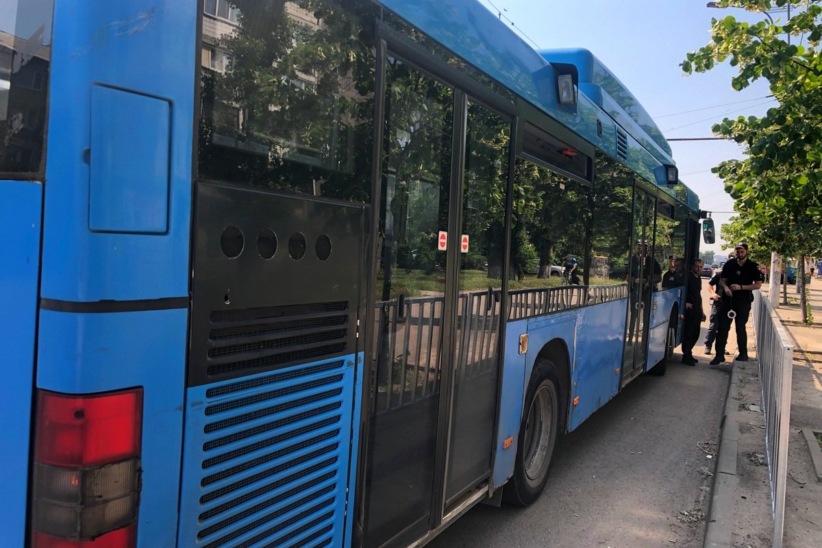 Девушка на ходу выпала из маршрутки № 88 Девушка на ходу выпала из маршрутки № 88
