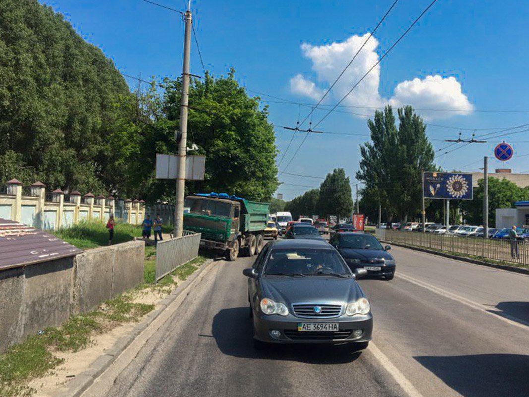 Предварительно, водитель пытался избежать столкновения, но вылетел в ограждение Предварительно, водитель пытался избежать столкновения, но вылетел в ограждение