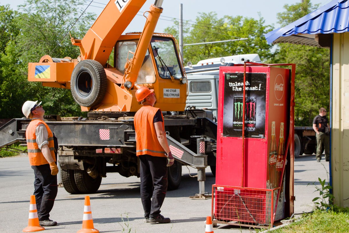 Коммунальщики демонтировали киоск, который находился на бульваре Славы