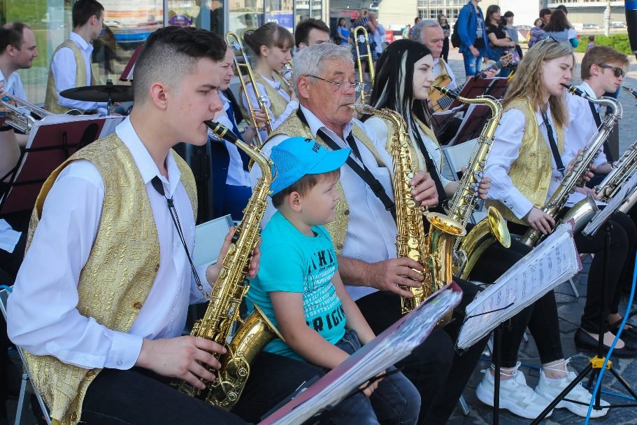 Малышей встречал эстрадно-духовой оркестр Днепровского училища культуры. Малышей встречал эстрадно-духовой оркестр Днепровского училища культуры.