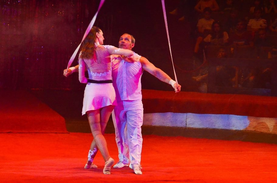 ... и детям, которые верят в сказку и чудеса. ... ... и детям, которые верят в сказку и чудеса. ...