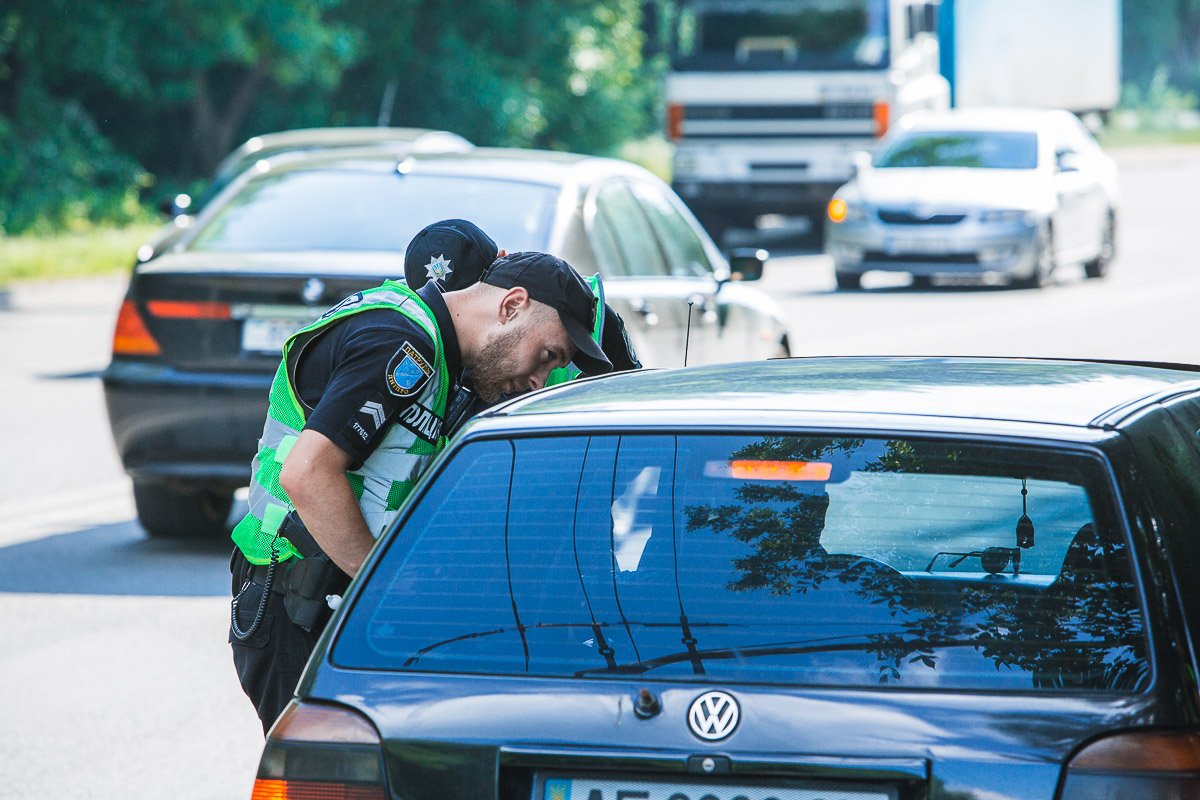 Патрульные останавливают всех, кто нарушает правила дорожного движения 