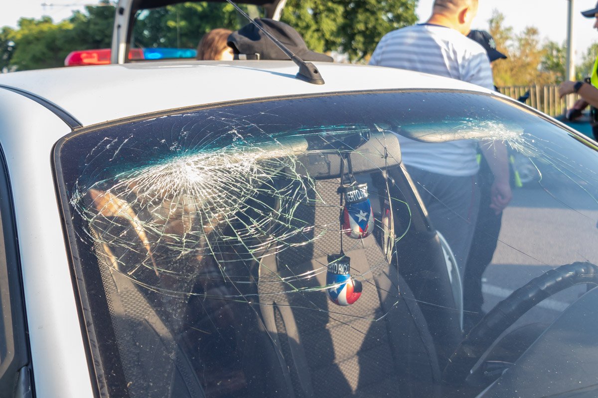 Пострадавшие сильно ударились головой об лобовое стекло