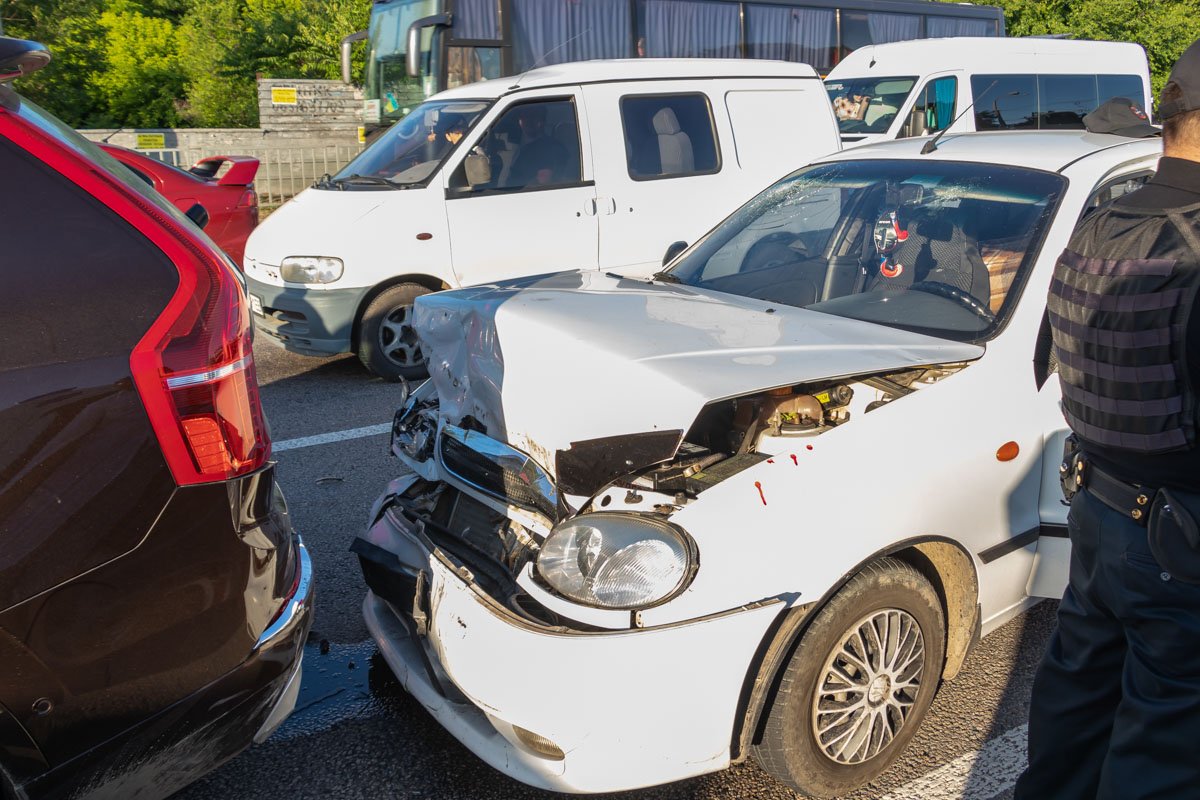 Из-за аварии частично ограничена одна полоса движения