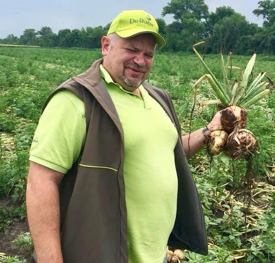 Уже давно занимается цветочками Уже давно занимается цветочками