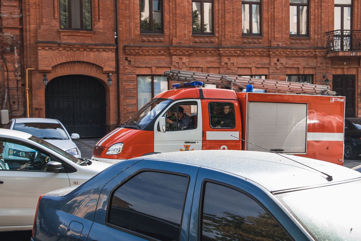 На место прибыли спасатели 2 пожарно-спасательной части 