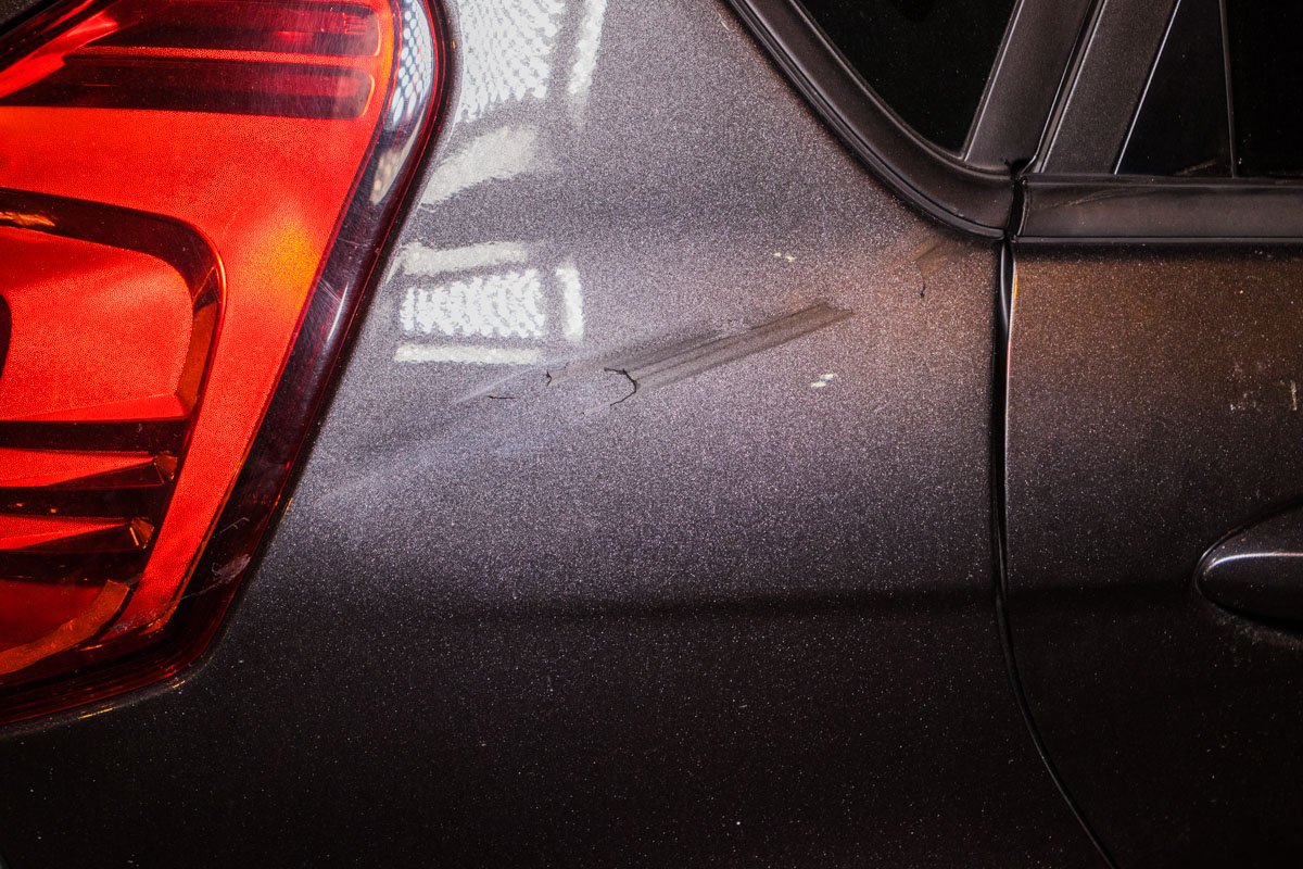 Когда водитель обогнал двухколесного, то почувствовал удар в правый бок