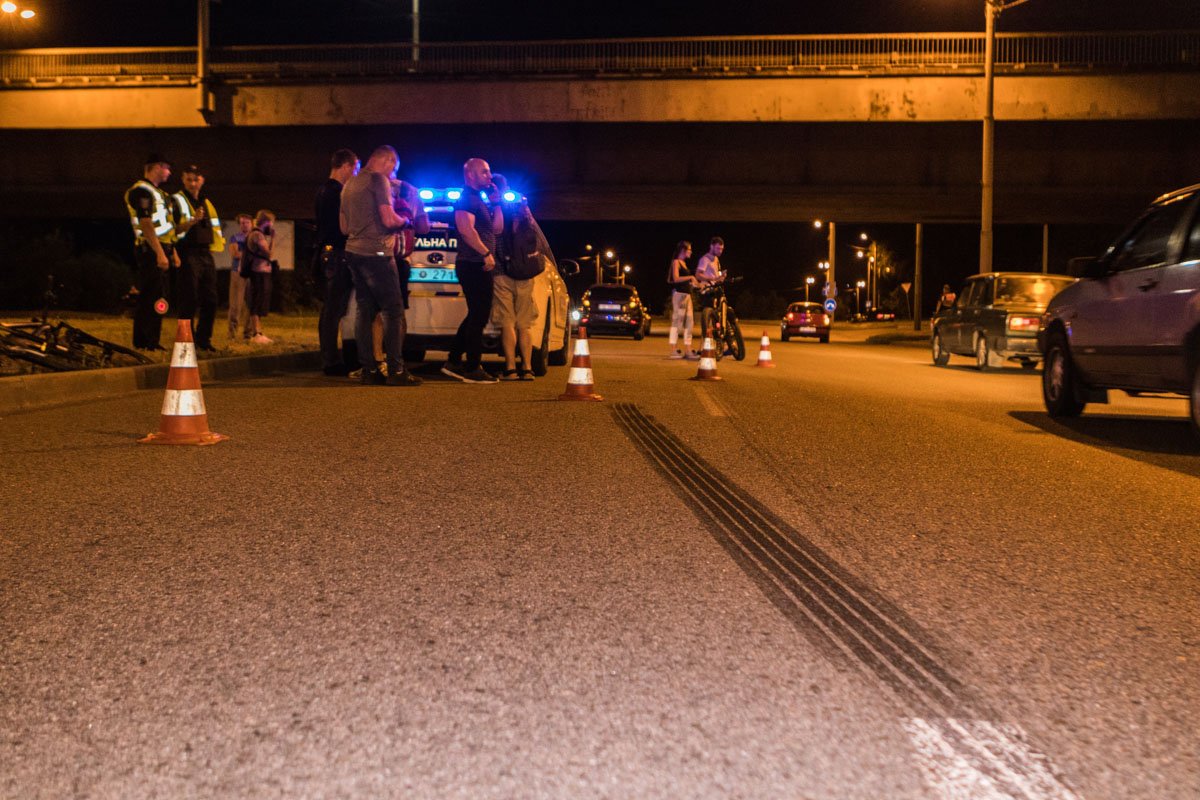 У машины поцарапано крыло и дверь, владельцу велосипеда досталось больше, его с подозрением на перелом руки госпитализировали