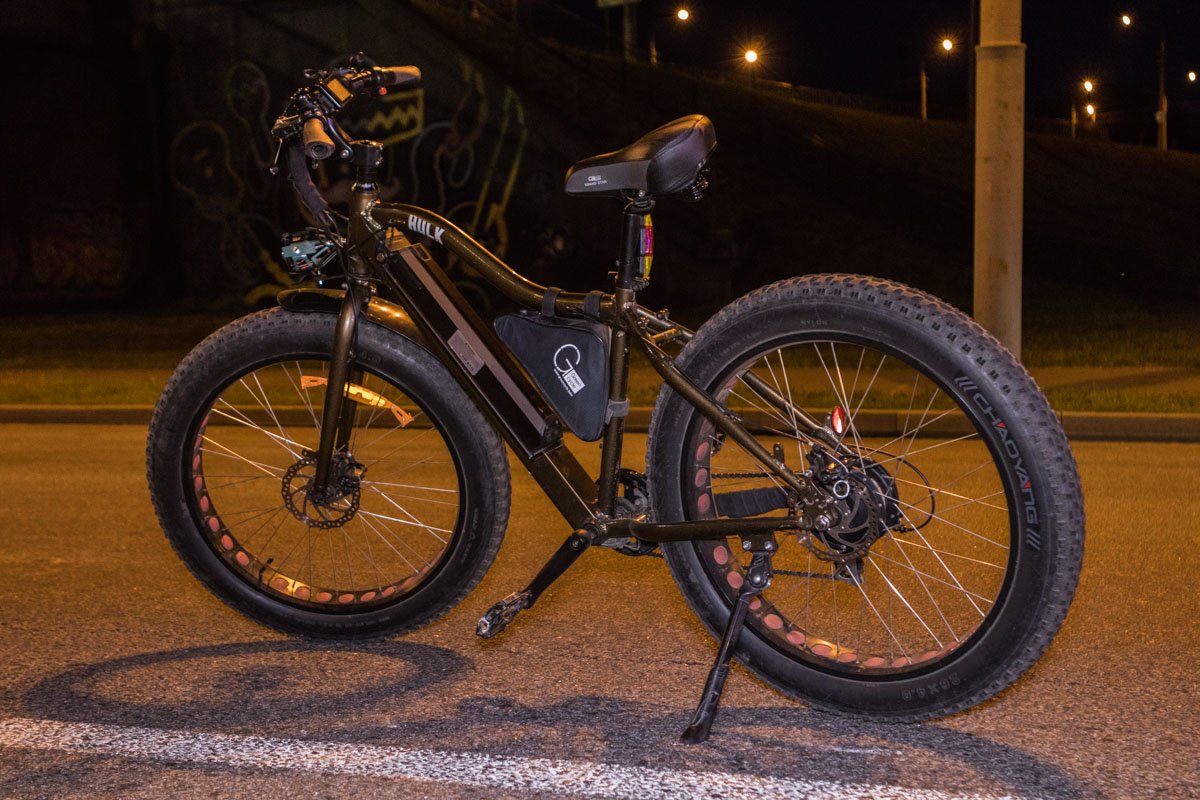 На месте происшествия работал патруль полиции, следственно оперативная группа и медики