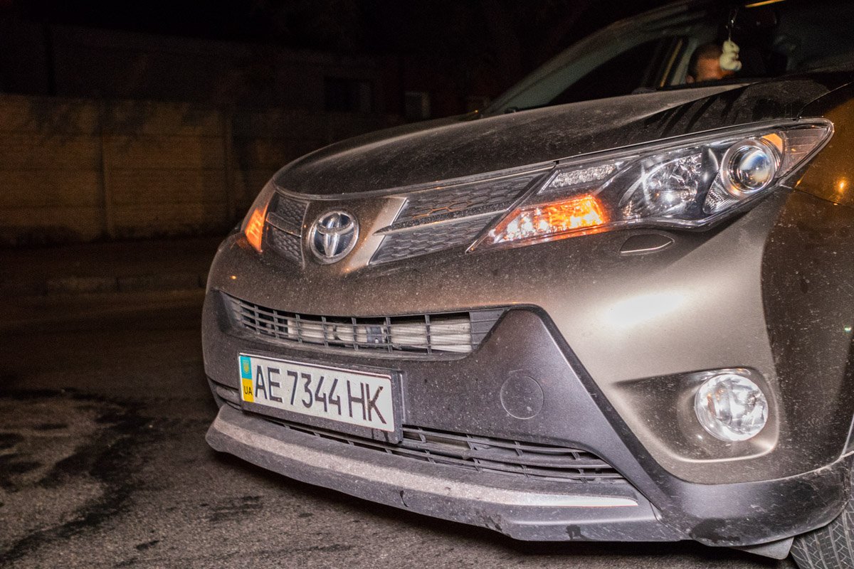 Драйвер начал тормозить, но избежать столкновения с пешеходом, который переходил дорогу в неположенном месте, не удалось