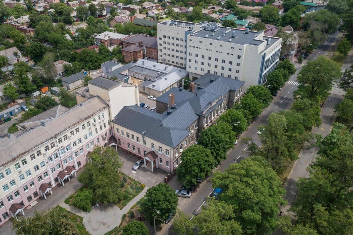 Рядом построили современный корпус Рядом построили современный корпус