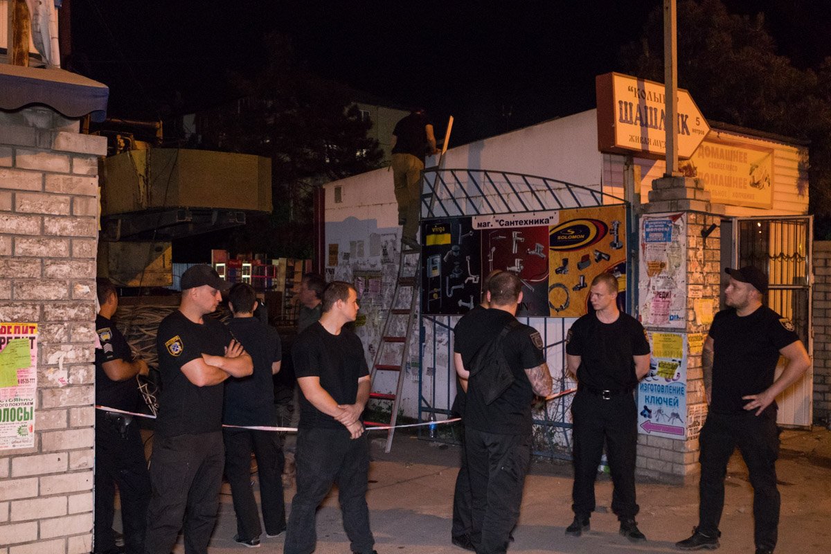 30 мая, в Днепре на улице Калиновой, 4 начали снос рынка и демонтаж торговых точек 30 мая, в Днепре на улице Калиновой, 4 начали снос рынка и демонтаж торговых точек