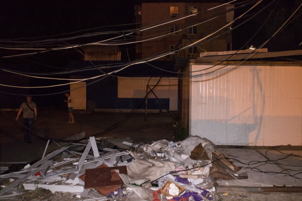 Кому-то эти торговые ряды доставляли неудобства, а кто-то совершал там покупки каждые выходные Кому-то эти торговые ряды доставляли неудобства, а кто-то совершал там покупки каждые выходные