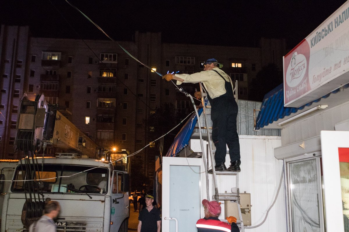 Рабочие отключают электро-питание от МАФов Рабочие отключают электро-питание от МАФов