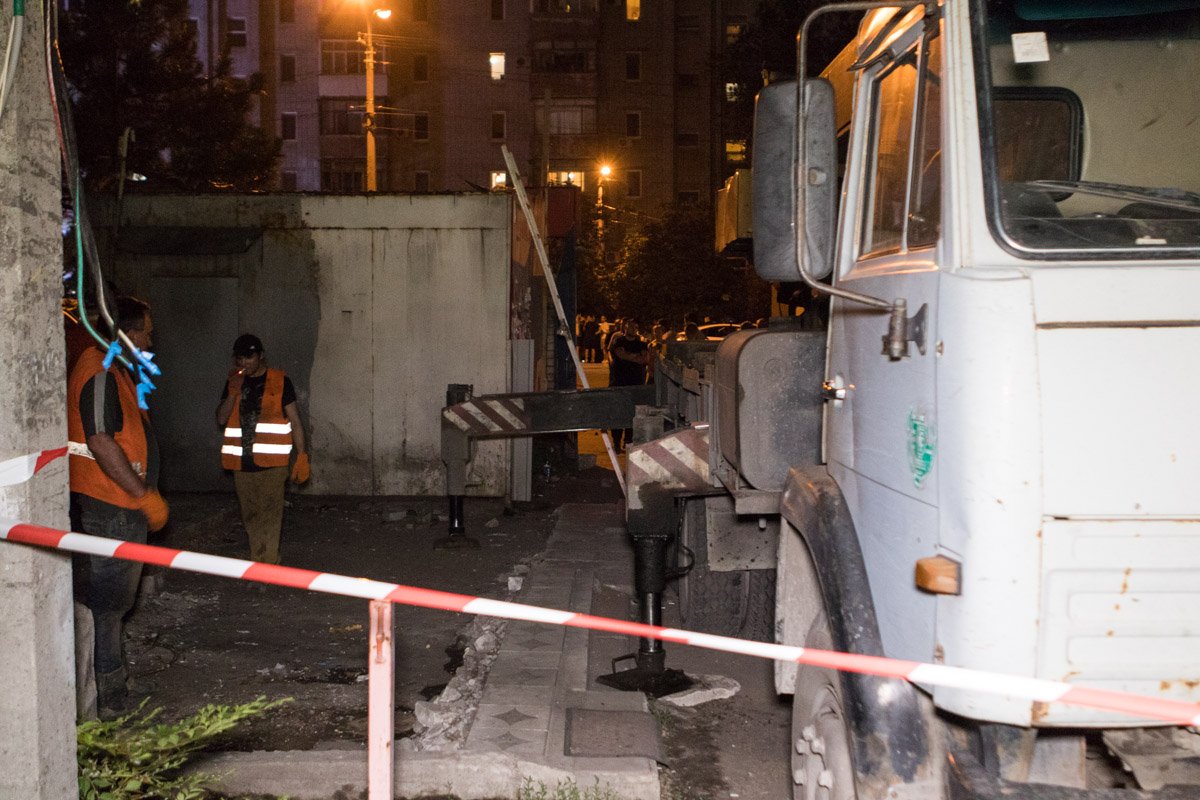 Тяжелая техника заехала в самый центр рынка Тяжелая техника заехала в самый центр рынка