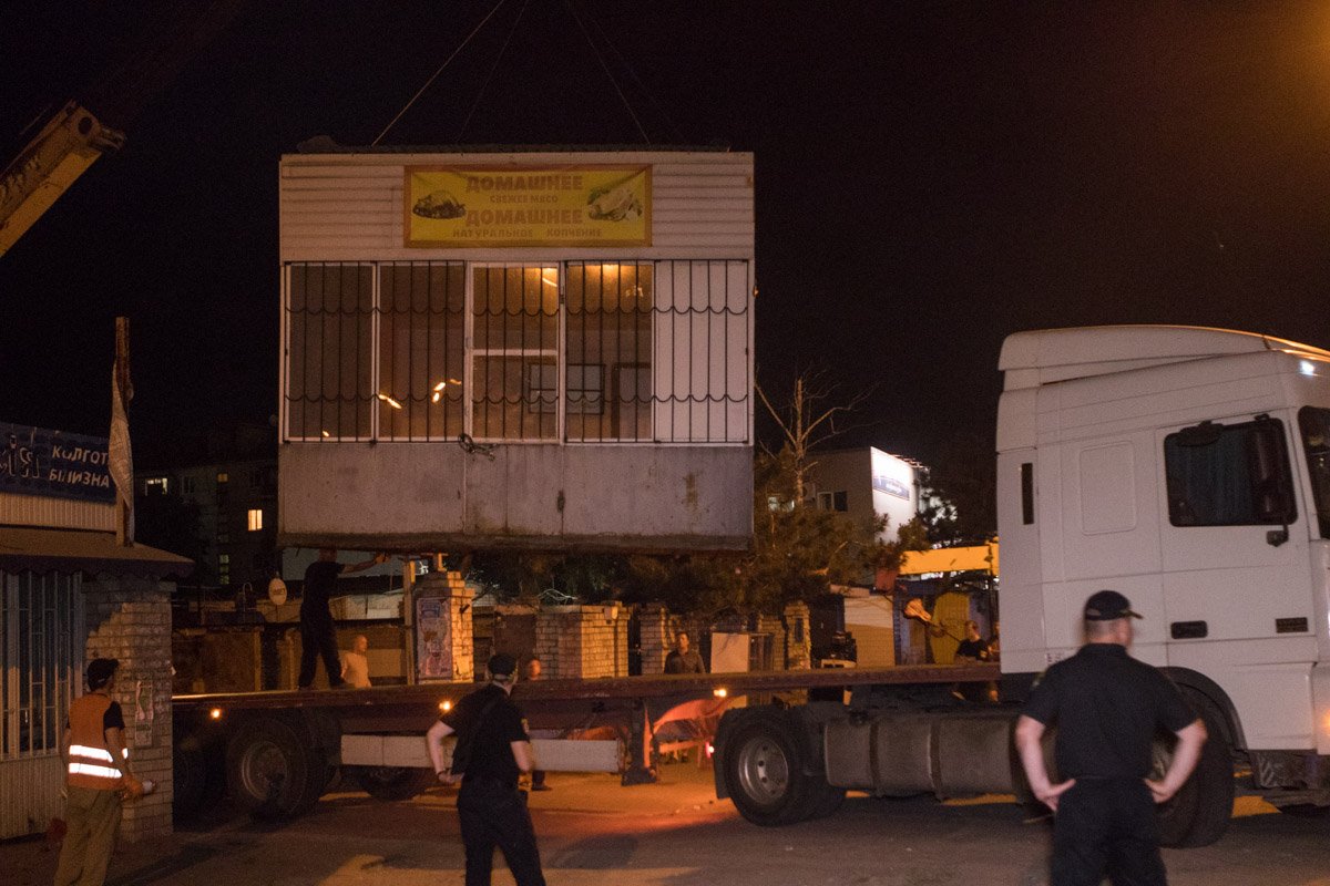 МАФ грузят на грузовик МАФ грузят на грузовик