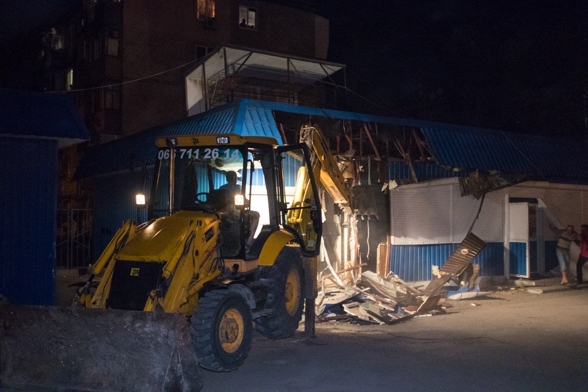 Некоторые сооружения крушили экскаватором Некоторые сооружения крушили экскаватором