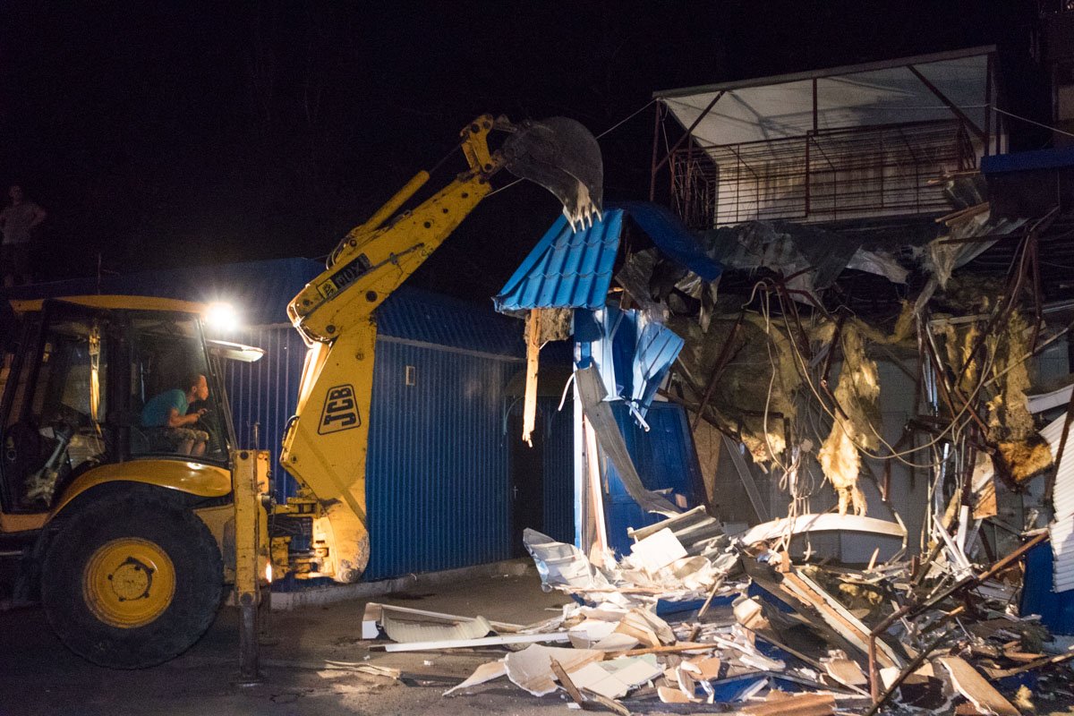 В течении 10 минут рабочие сровняли с землей бывший продуктовый магазин В течении 10 минут рабочие сровняли с землей бывший продуктовый магазин