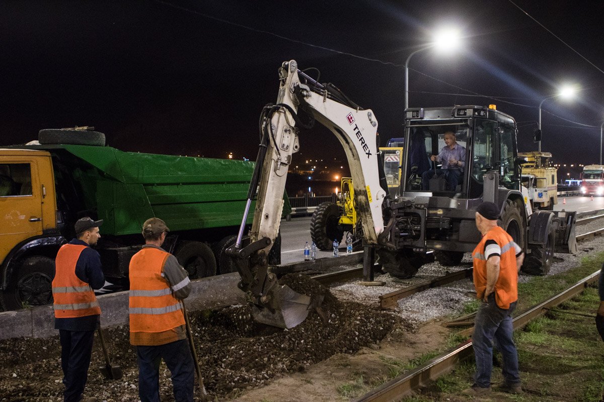30 мая, в Днепре на Кайдакском мосту начался ремонт трамвайных рельсов в сторону левого берега. 30 мая, в Днепре на Кайдакском мосту начался ремонт трамвайных рельсов в сторону левого берега.