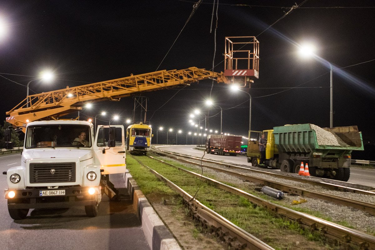 Рабочие пообещали, что утром трамваи выйдут на маршрут в свое стандартное время, в соответствии с графиком Рабочие пообещали, что утром трамваи выйдут на маршрут в свое стандартное время, в соответствии с графиком