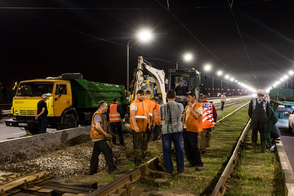 В первую очередь к авариям приводит неудовлетворительное состояние дорожного полотна В первую очередь к авариям приводит неудовлетворительное состояние дорожного полотна