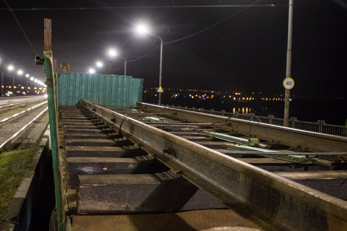 Новые рельсы ждут монтажа Новые рельсы ждут монтажа