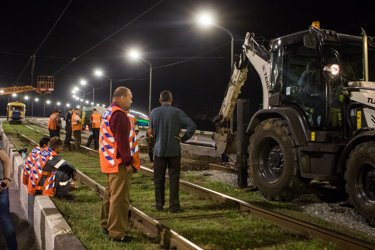 Рабочие укладывают новые трамвайные пути Рабочие укладывают новые трамвайные пути