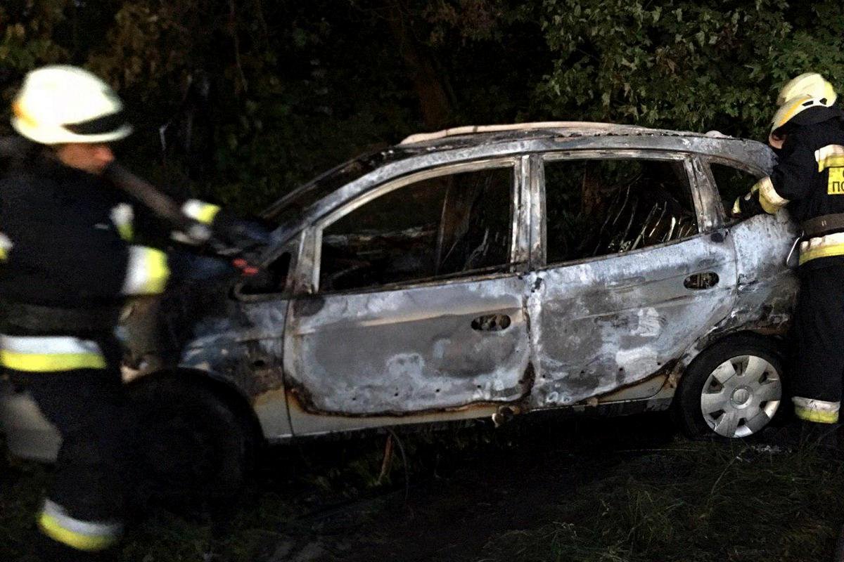 Серебристый Hyundai стоял припаркованный на проселочной дороге  Серебристый Hyundai стоял припаркованный на проселочной дороге