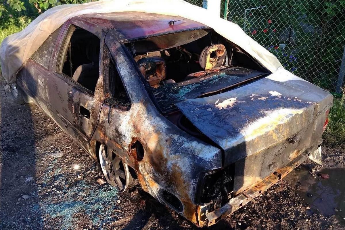 Мужчина услышал громких хлопок, а когда выглянул в окно - увидел, что горит его автомобиль  Мужчина услышал громких хлопок, а когда выглянул в окно - увидел, что горит его автомобиль