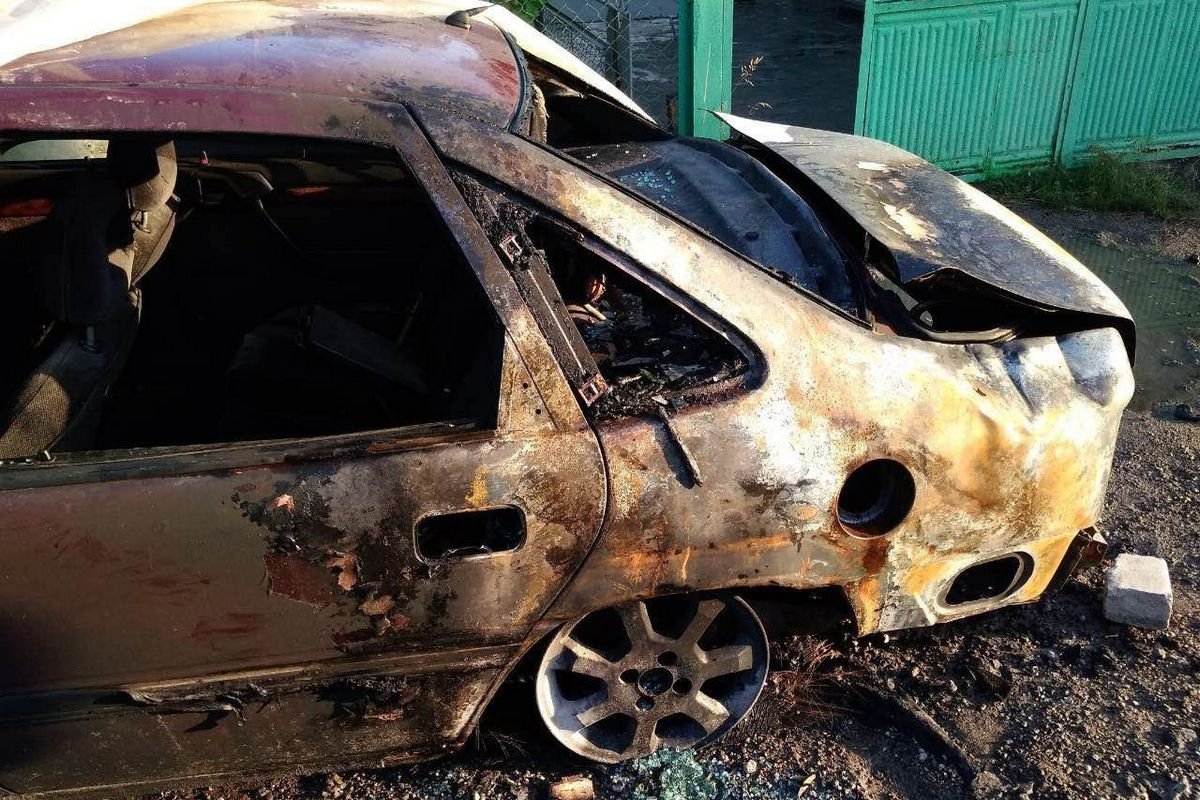 Хозяин пытался потушить свой Opel сам, но не смог - за минуту пламя охватило автомобиль Хозяин пытался потушить свой Opel сам, но не смог - за минуту пламя охватило автомобиль