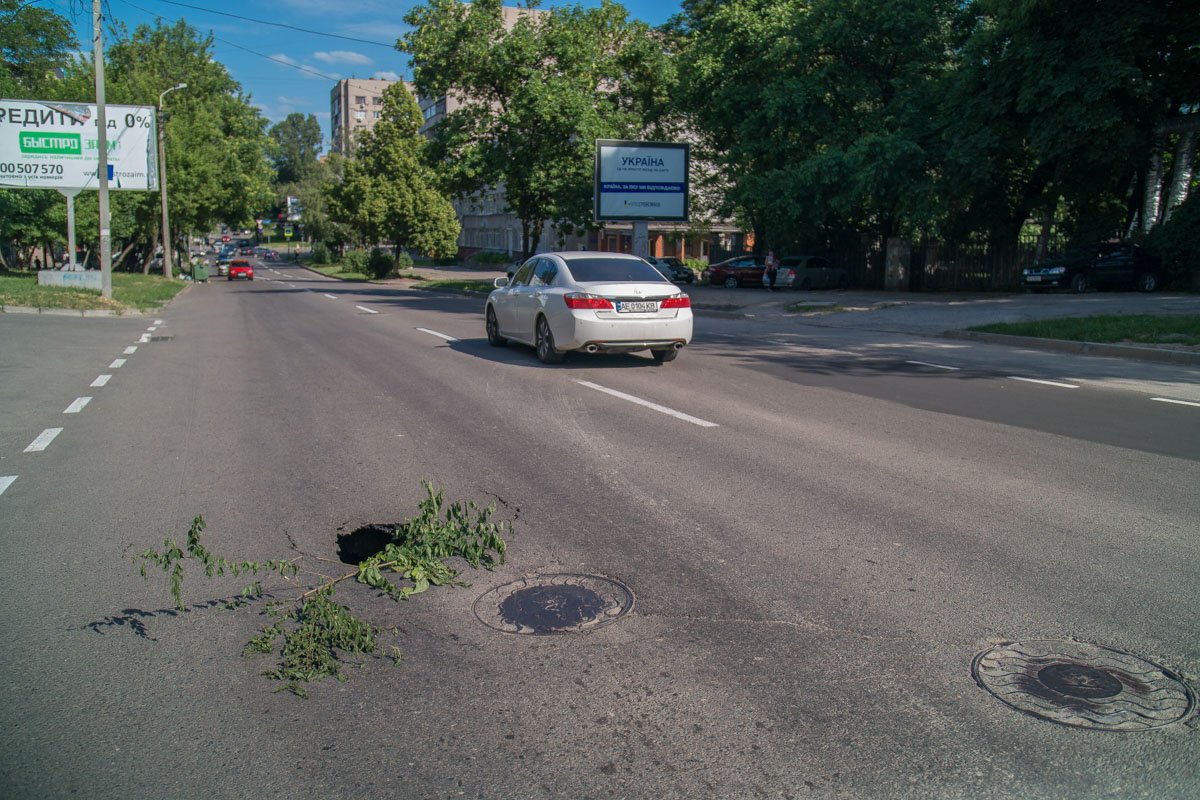 На улице Владимира Антоновича снова образовалась глубокая яма