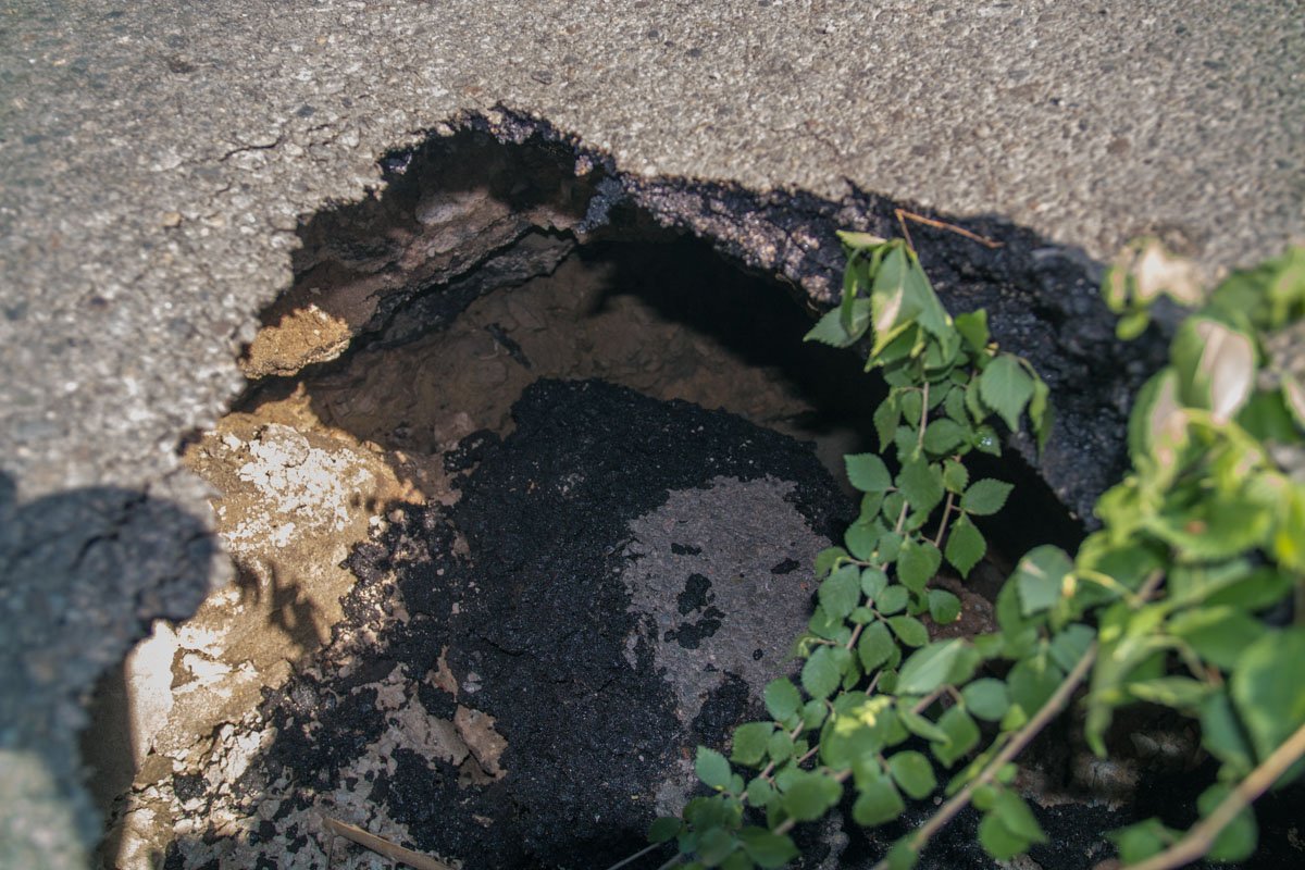 Глубиной яма достигает около метра