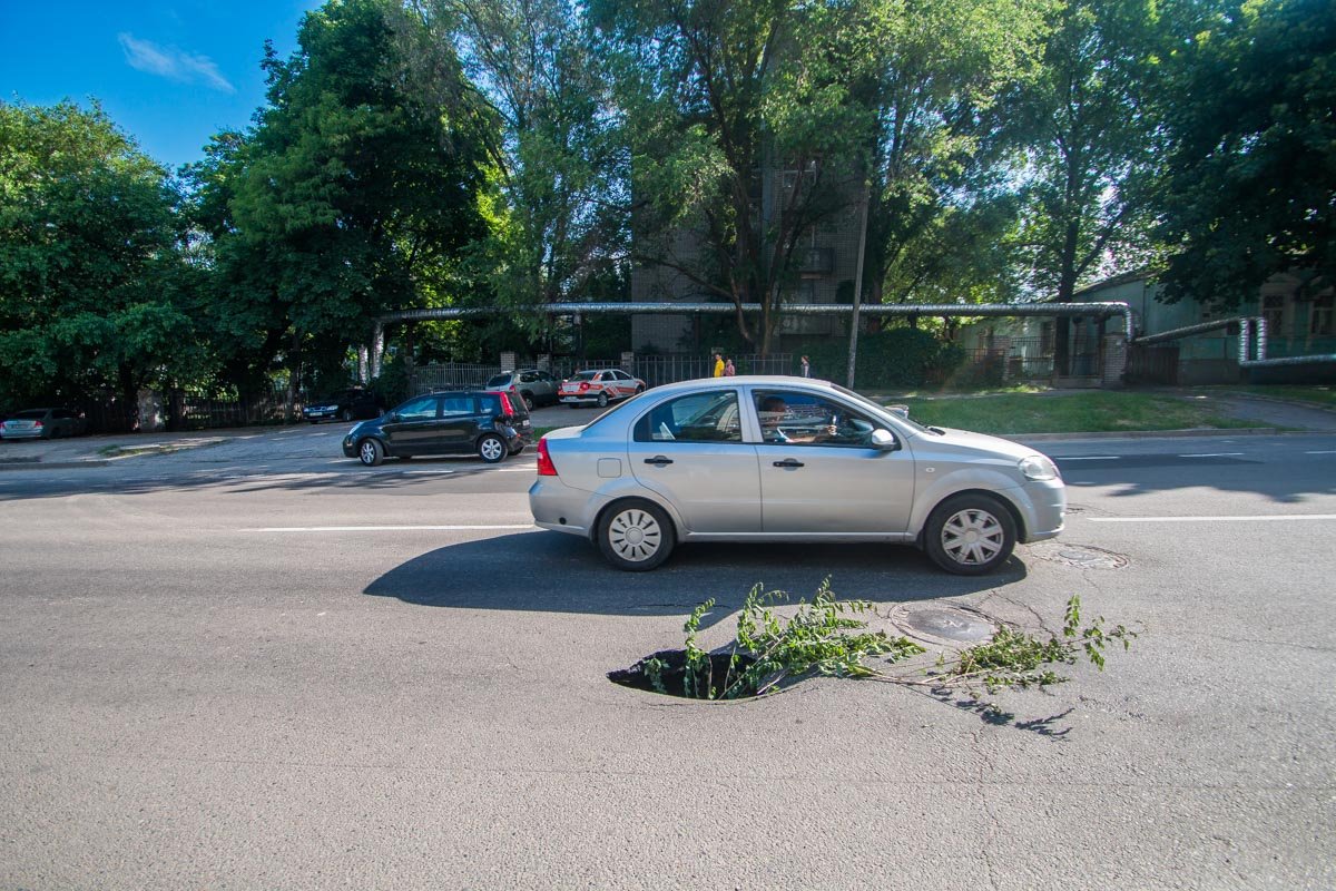 Автомобилисты стараются объезжать выбоину