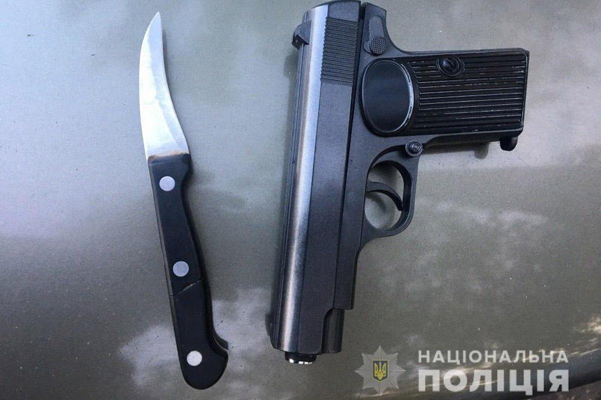 Угрожая ножом и игрушечным пистолетом, они ограбили отдыхающих