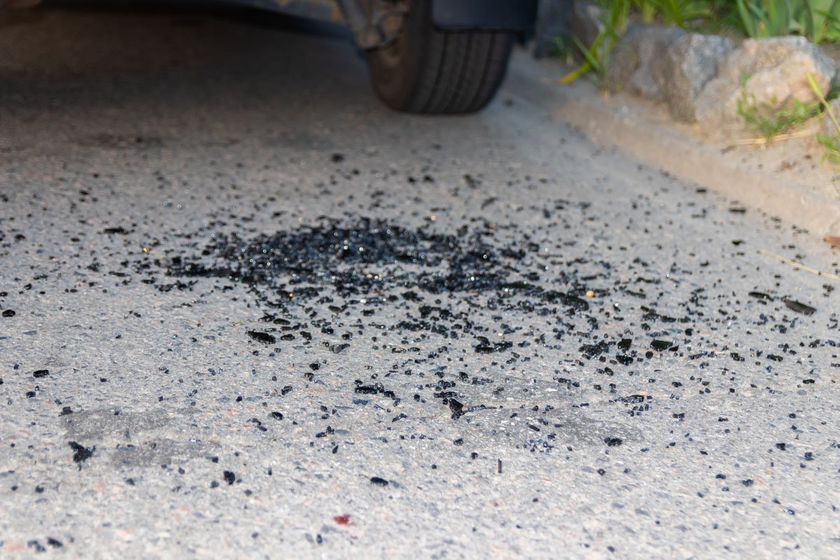 От удара разбилось заднее стекло машины и поранило мужчину От удара разбилось заднее стекло машины и поранило мужчину