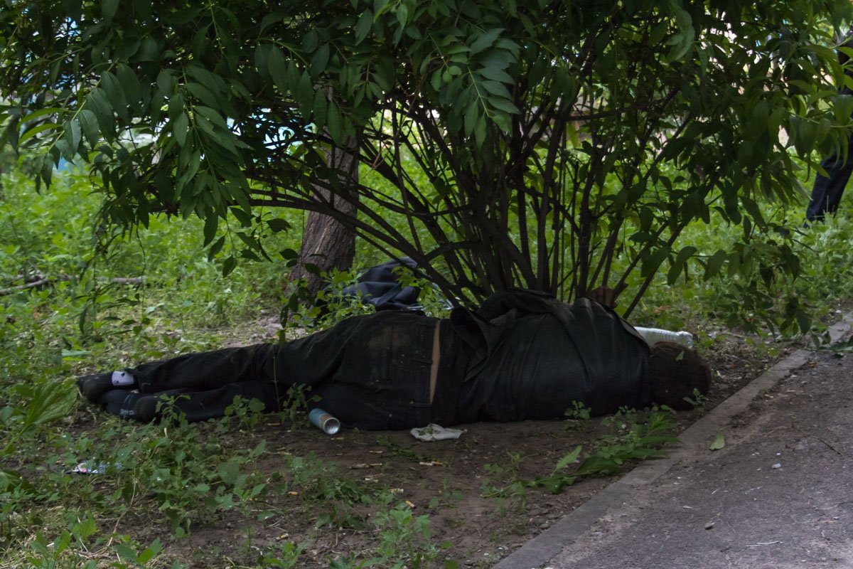 Мужчина лежал под кустами возле одного из балконов Мужчина лежал под кустами возле одного из балконов