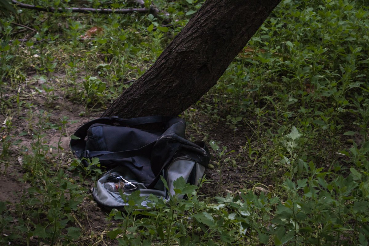 Рядом с телом лежала сумка с вещами, но документов в ней не было Рядом с телом лежала сумка с вещами, но документов в ней не было